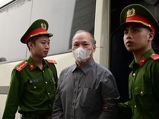 Dẫn giải cựu Thứ trưởng Hoàng Văn Thắng vào phòng xử án