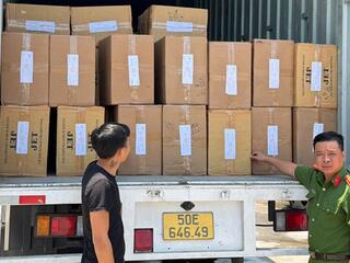 Gia Lai bắt xe tải chở hơn 224.000 bao thuốc lá ngoại không giấy tờ