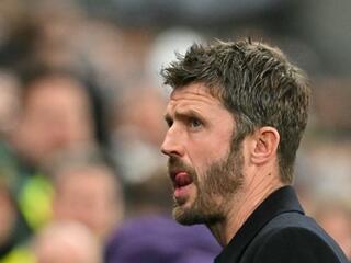 HLV Carrick chỉ trích thẻ đỏ dành cho Lisandro Martinez