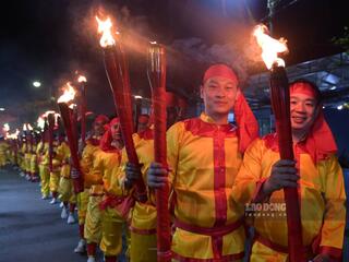 Hàng nghìn người tham gia rước đuốc Lễ hội Phủ Dầy 2026