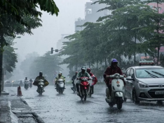 Cảnh báo dông, lốc, mưa đá, mưa lớn cục bộ tại khu vực nội thành Hà Nội