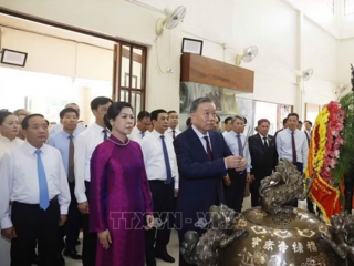 Tổng Bí thư, Chủ tịch nước Tô Lâm dâng hương tưởng niệm Chủ tịch Hồ Chí Minh tại Thái Lan