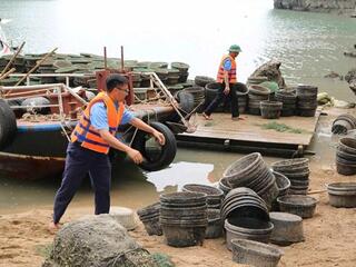 Thu gom khoảng 7.000 lồng sau nuôi thủy sản trái phép trên Vịnh Hạ Long