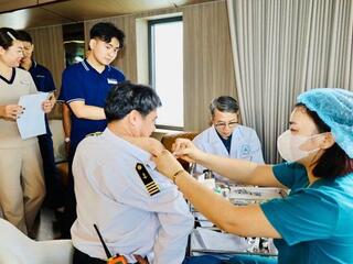 Đưa bác sĩ đến doanh nghiệp khám sức khỏe cho công nhân