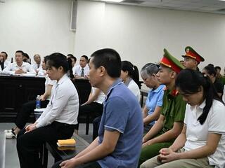 Vợ ốm vắng mặt, ông trùm sản xuất thực phẩm chức năng giả hầu tòa cùng đồng phạm
