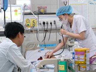 Trắng đêm giành sự sống cho bệnh nhi mắc tay chân miệng
