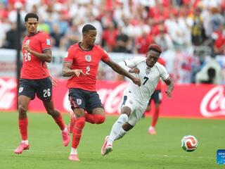 Ezri Konsa và lời giải cho bài toán hàng thủ Arsenal