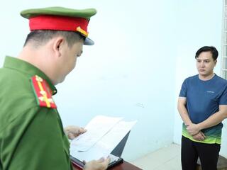 Khởi tố giám đốc phòng giao dịch ngân hàng lừa đảo vay tiền đem trả nợ rồi bỏ trốn