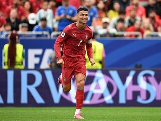 Ronaldo vượt xa Messi ở cuộc bầu chọn Quả bóng vàng hay nhất mọi thời đại