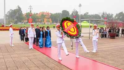 Đoàn đại biểu Tổng LĐLĐ Việt Nam viếng Lăng Chủ tịch Hồ Chí Minh