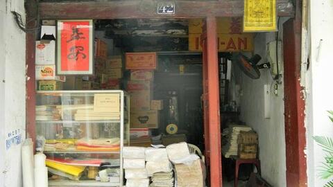 Ngôi nhà bán giấy dó duy nhất hơn 130 tuổi ở phố cổ Hà Nội, lưu giữ cả giấy dó sắc phong vẽ thủ công hoa văn rồng chìm thời Nguyễn