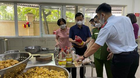 Xử phạt nhà hàng Chân Mây trong "Tháng hành động vì An toàn thực phẩm"