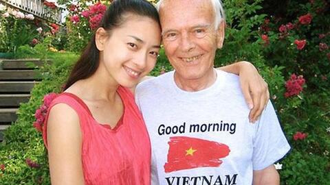 Ngô Thanh Vân từng bí mật tổ chức đám cưới cách đây 1 năm, mặc váy cô dâu cầm di ảnh cha nuôi: ‘Đã 22 năm, tôi cứ nghĩ ngày cưới sẽ tới sớm hơn’