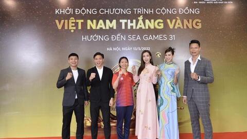 CEO ngoại của Sabeco mặc áo thể thao cờ Việt, khoe họp báo xong phải đi luôn để cổ vũ đội tuyển Việt Nam