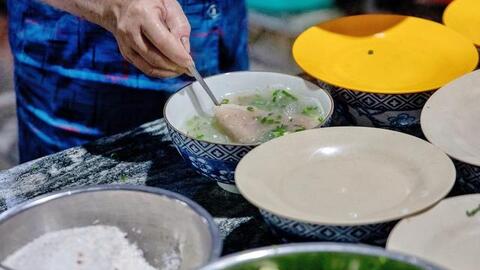 Món bún quậy nức tiếng Phú Quốc luôn gây tranh cãi giữa "ngon và khó ăn", nhưng mấy ai biết bà chủ mất 10 năm để hoàn chỉnh hương vị "chuẩn"