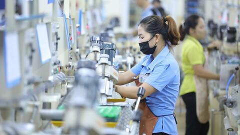 Người lao động vui mừng vì sắp được tăng lương tối thiểu vùng