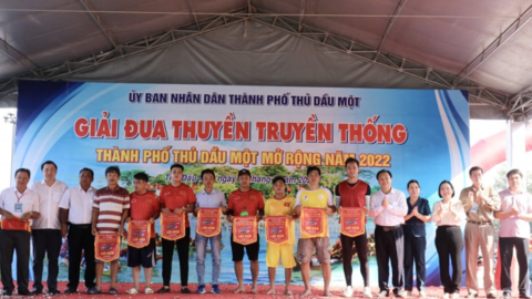 Sôi động Giải đua thuyền truyền thống tại TP Thủ Dầu Một