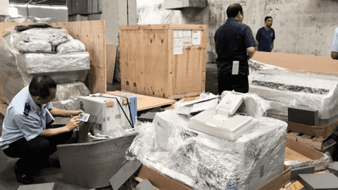 Hai cựu cảnh sát móc nối để nhập lậu container hàng như thế nào