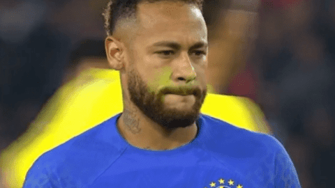 Neymar đáp trả khi bị CĐV tại Paris chiếu laser