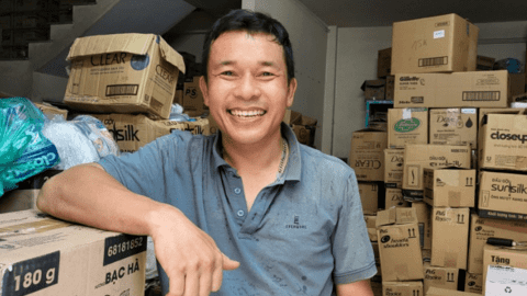 "Bánh mỳ từ thiện" trao yêu thương lặng thầm…