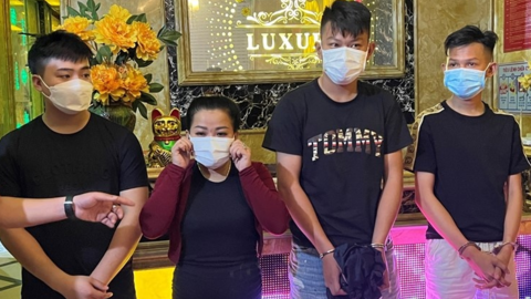 Bắt khẩn cấp chủ quán karaoke Luxury Hồng Phúc
