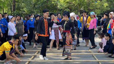 Rực rỡ “sắc màu văn hóa các dân tộc” tại Tây Hồ