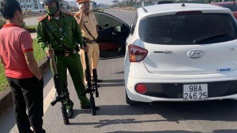 Bắc Giang: Kiểm tra nồng độ cồn, phát hiện 2 khẩu súng cùng hàng trăm viên đạn trên ô tô