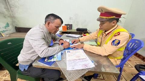 Lập biên bản đối với tài xế tạt đầu xe cứu thương