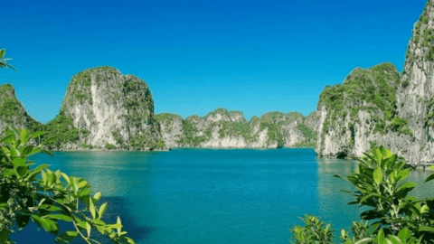 Vẻ đẹp nguyên sơ, ít người đặt chân đến ở ‘mắt rồng’ giữa lòng vịnh Hạ Long