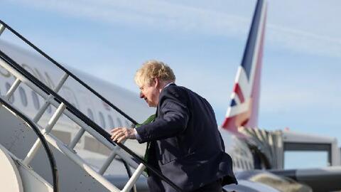 Ông Boris Johnson gấp rút bay trở lại Anh