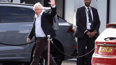 Vừa về Anh, ông Boris Johnson có ngay 100 người ủng hộ tranh cử