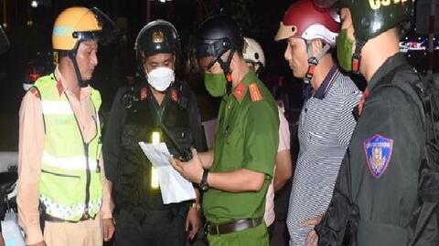 Vi phạm giao thông còn cầm thuốc lá đang hút dí vào mặt công an