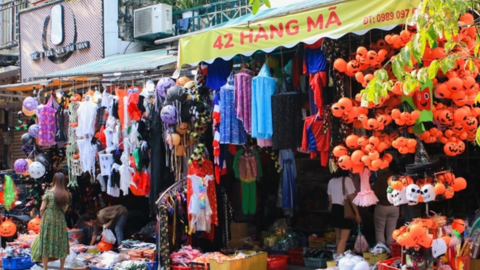 Phố Hàng Mã ngập tràn đồ chơi, hóa trang Halloween