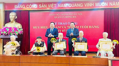 Hà Nội: Quận ủy Đống Đa tổ chức Lễ trao tặng Huy hiệu Đảng đợt 7/11