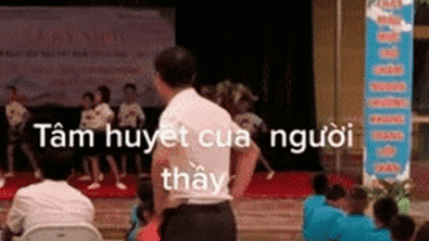 Bật cười khoảnh khắc nam giáo viên nhún nhảy dưới sân khấu 'nhắc bài' cho học sinh