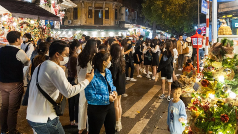 Giới trẻ Hà thành nô nức đến phố Hàng Mã check-in trước thềm Noel