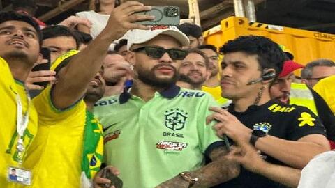 Neymar giả làm náo loạn khán đài trận Brazil gặp Thụy Sĩ
