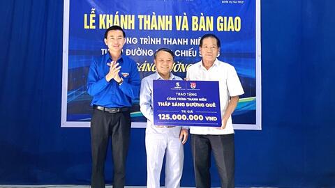 “Thắp sáng đường quê” vùng duyên hải Trung Bộ