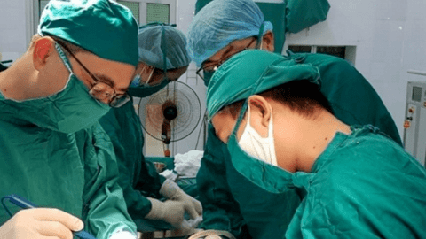 Phẫu thuật cứu sống kịp thời bệnh nhân sốc mất máu nặng do xuất huyết tiêu hóa