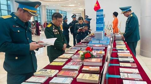 Trưng bày 500 sách, báo, tạp chí về chiến thắng "Hà Nội - Điện Biên Phủ trên không"