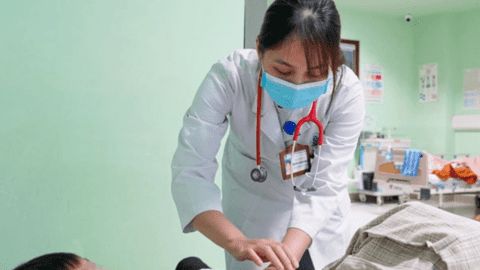 Hai trẻ bị suy thận, phù cơ thể vì gia đình tự ý dùng thuốc Nam thay cho phác đồ điều trị của bệnh viện