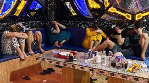 Nhóm thanh niên nam nữ bay lắc trong quán karaoke