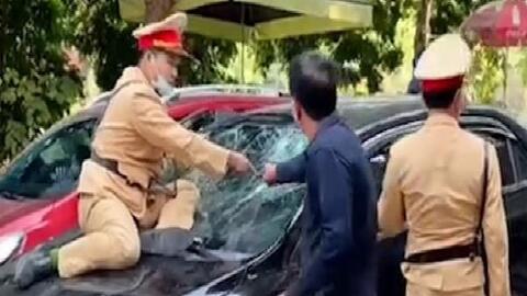 Phó giám đốc trung tâm giáo dục thường xuyên hất CSGT lên nắp capo phóng chạy