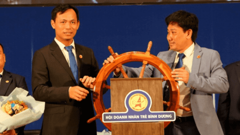 Chân dung con trai cả của ông Dũng "Lò vôi" vừa làm tân Chủ tịch Hội doanh nhân trẻ Bình Dương: Hoạt động từ kinh doanh đến chính trị, giữ chức Chủ tịch nhiều công ty, là đại biểu HĐND tỉnh