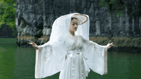 Cô gái sở hữu tuyệt kỹ "lướt trên mặt nước" gần thất truyền, biểu diễn trên sông như bước ra từ phim võ hiệp