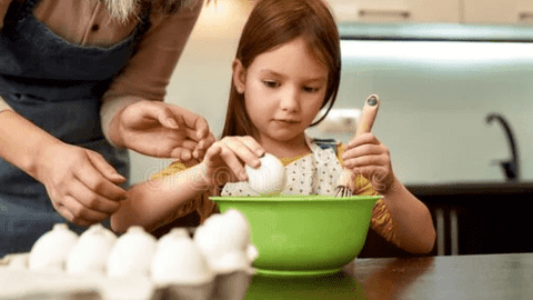 Nếu con làm vỡ 1 quả trứng, bạn sẽ ứng xử ra sao? - Hành động của bà mẹ này xứng đáng nhận điểm 10 về cách dạy con
