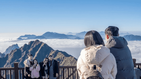 Du khách tấp nập 'săn mây' trên đỉnh Fansipan