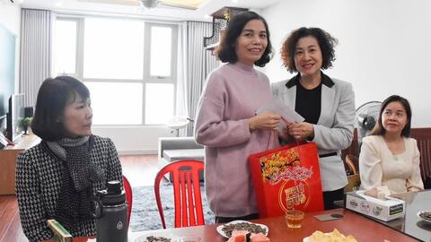 Công đoàn Giáo dục Hà Nội tặng quà giáo viên có hoàn cảnh khó khăn dịp Tết Nguyên đán