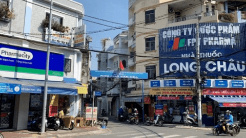 Bán lẻ đi xuống, bán thuốc thăng hoa: Chuỗi nhà thuốc Long Châu sắp vươn đến mốc 10.000 tỷ doanh thu, số cửa hàng đã áp sát “anh cả” Pharmacity