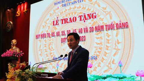 Đảng bộ thị xã Sơn Tây trao Huy hiệu Đảng cho 163 đảng viên